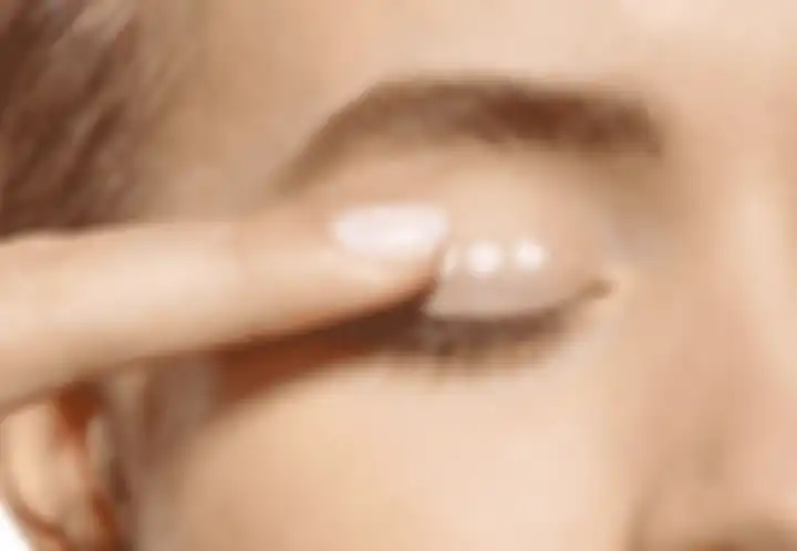 memakai eye primer