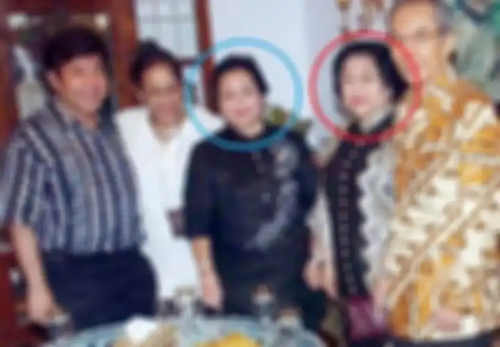 Kelima anak Soekarno dari pernikahannya dengan Fatmawati. Rachmawati Soekarnoputri (lingkaran biru) berfoto bersama Megawati (lingkaran merah).