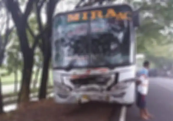 Bis Mira. Muka depan blesek
