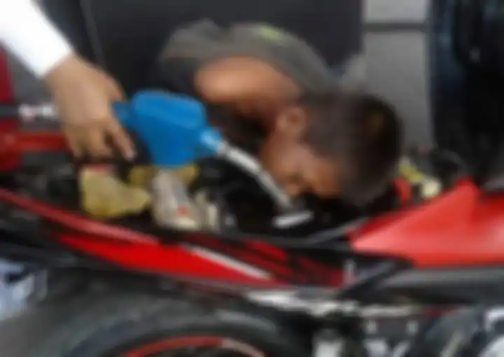 Bocah kecanduan ngisap bensin