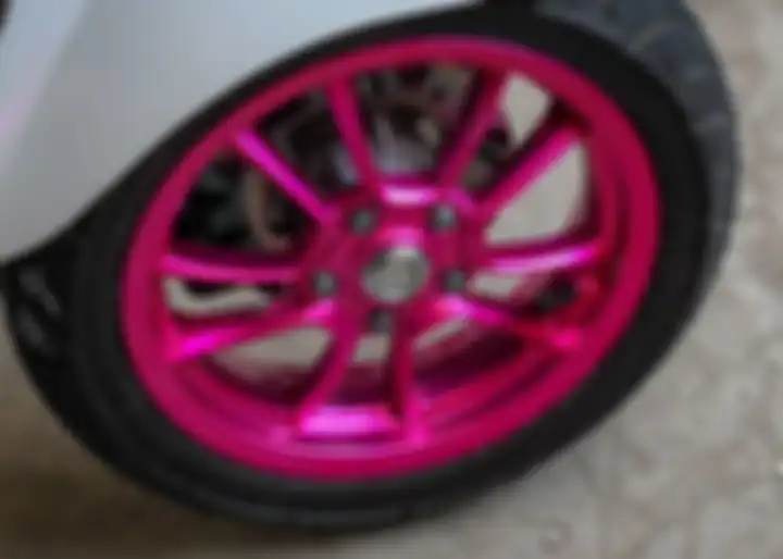 Pelek motor dengan cat warna candy.