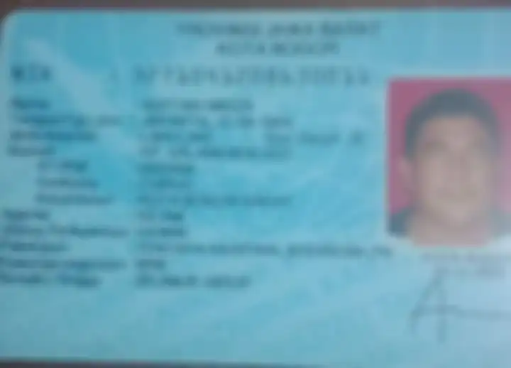 Foto KTP pilot Rimbun Air yang ditemukan ramai dibahas warga Papua. Rupanya, status pekerjaan Kapten Mirza di ktpnya menjadi pemicunya.
