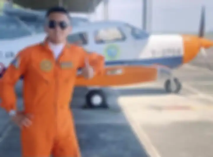 Judistira Eka Permady pilot pesawat TNI AL yang jatuh pergi tugas saat istrinya sedang hamil. Dia sempat pergi ibadah ke Tanah Suci Mekkah.