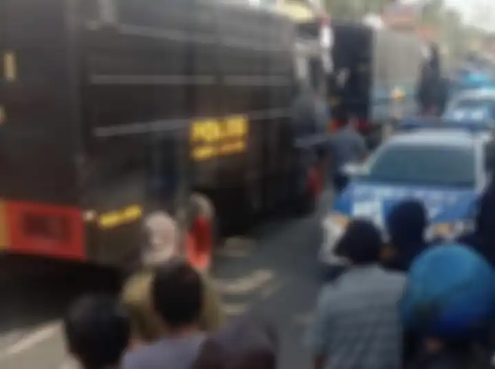 Warga Ponpes Shiddiqiyyah memberi kesaksian saat polisi mau menangkap Bechi. Begini cara polisi interogasi warga.