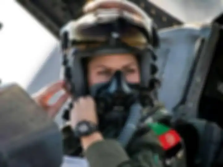 Foto Niloofar Rahmani yang tercatat sebagai pilot wanita pertama Afghanistan. Kini dia hidup nyaman di Amerika Serikat.