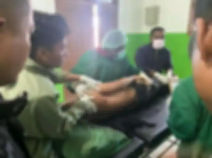 Foto jasad Bharatu (Anm) Muhammad Kurniadi Sutio dikelilingi rekannya di Satgas Nemangkawi beredar di media sosial.