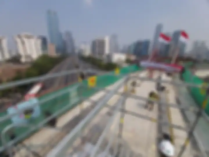 Suasana di atas Jembatan Lengkung Bentang Panjang Kuningan (Long Span Kuningan) LRT Jabodebek yang terletak di persimpangan Jalan HR Rasuna Said dan Jalan Gatot Subroto, Jakarta, Senin (11/11/2019)
