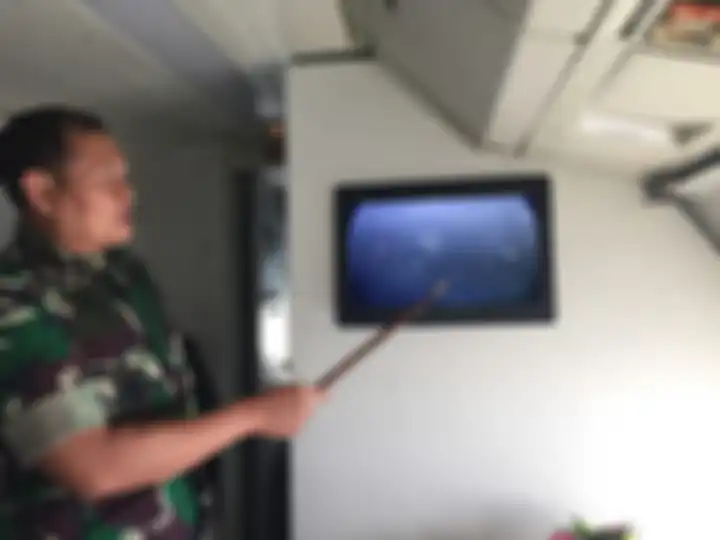 Pangkogabwilhan I Laksdya Yudo Margono dari pesawat intai strategis memantau operasi dua kapal KRI. Kapal-kapal Indonesia diminta membuka komunikasi dengan kapal-kapal CHina yang melanggar wilayah.