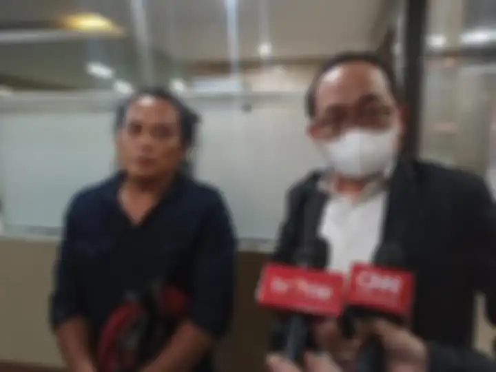 Mantan pengacara Bharada E ternyata punya sosok bekingan sakti, pantas Deolipa Yumara berani gugat Bareskirim. Foto wajahnya dirahasiakan.