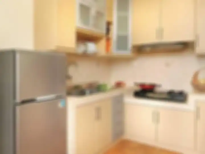 Perabotan di dapur sempit sengaja dibuat dengan penataan seperti begini biar terasa lega. Foto hasilnya diacungi jempol. 