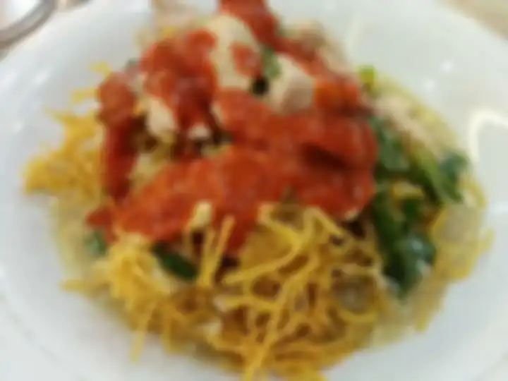 Mencari sarapan enak di Makassar, kita wajib mencicipi 4 tempat wisata kuliner dengan sajian menu mi titi. Ini foto sajiannya.