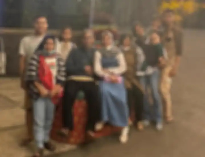 Windy Cantika Aisah bersama ibu dan ayahnya. Sang ibu, Siti Aisah adalah mantan atlet angkat besi yang ikut harumkan nama Indonesia.