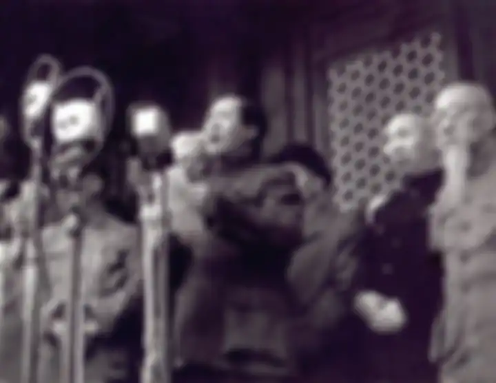 Mao Zedong memproklamasikan Republik Rakyat Cina pada tanggal 1 Oktober 1949.