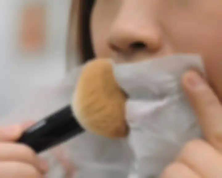 Memakai bedak untuk lipstik