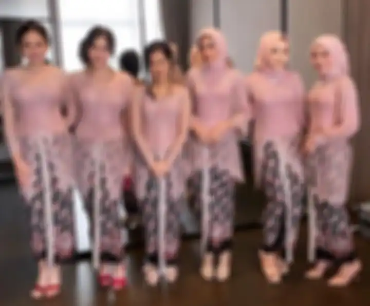 Gaya elegan Syifa Hadju saat jadi bridesmaid dua hari berturut-turut