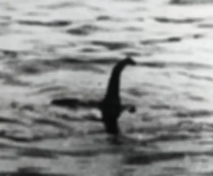 Foto penampakan pertama monster Loch Ness, yang diambil oleh Colonel Robert Wilson.