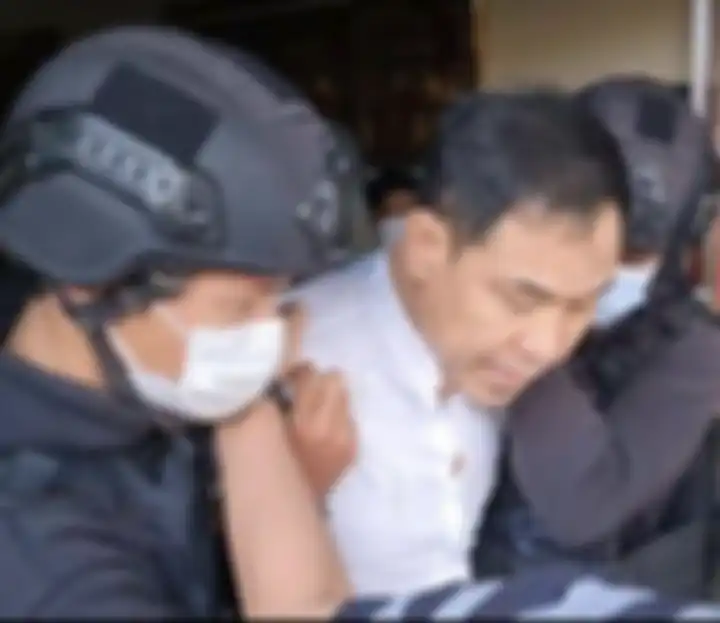 Foto Munarman pegang uang di depan peserta demo terlihat sebagai dokumentasi dari sebuah acara unjuk rasa yang pernah digelar. 
