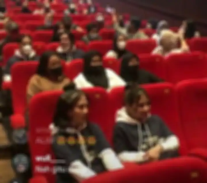 Prilly duduk di baris depan dan Aliando di baris belakangnya