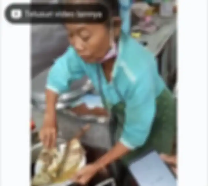 Harsi mengaku warung tengklengnya sepi pembeli. Bahkan, Harsi sampai menangis gegara warungnya dituding mematok harga mahal.