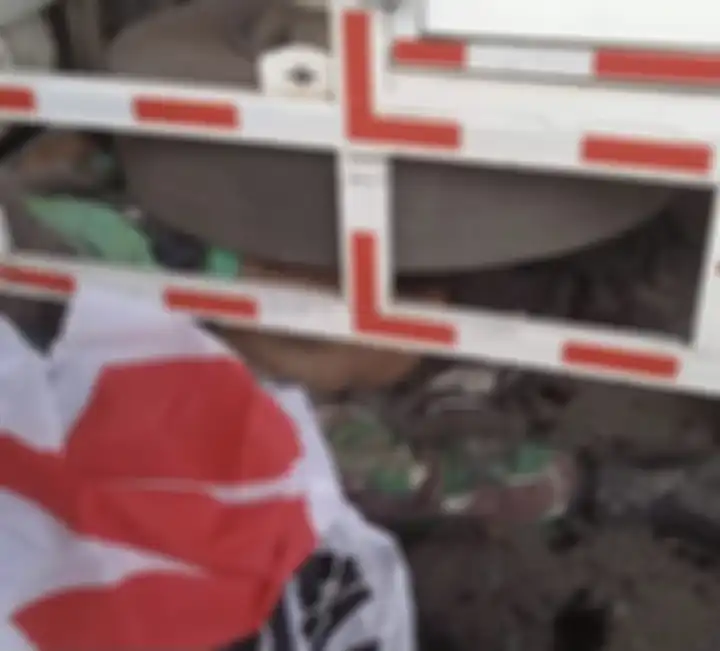 Foto penampakan anggota TNI AL tewas di kolong truk Pertamina bikin merinding. Begini penyebab kecelakaan maut Cibubur.