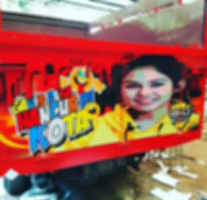 Foto Vanessa Prescilla jadi model di bokong truk