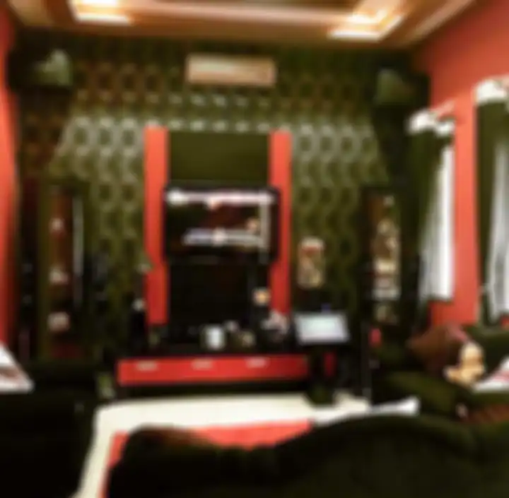 Ruang TV di rumah Charly Van Houten