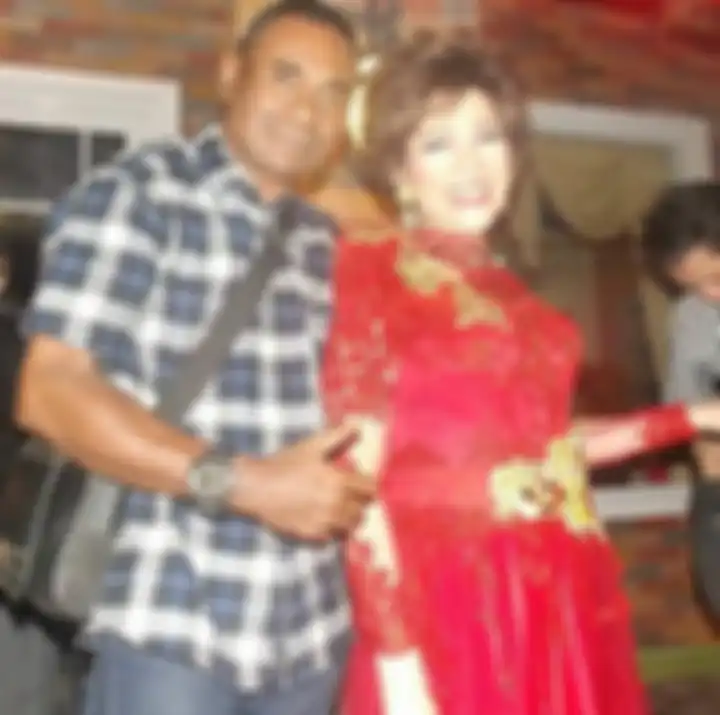 Artis serba bisa Dorce Gamalama dikenal ramah kepada siapa saja. Dia tak pernah menampik untuk melayani permintaan foto bareng fans.