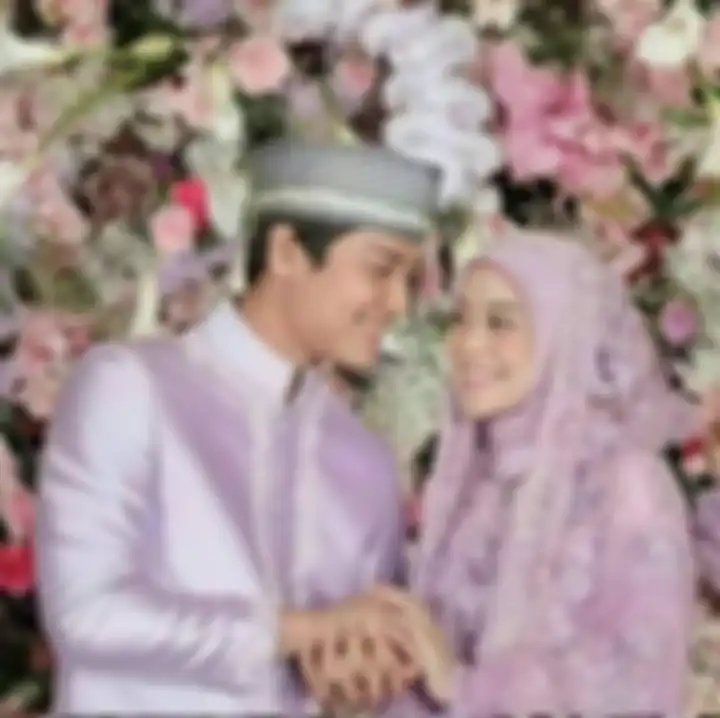 Foto fashion mewah yang dikenakan suami Lesti Kejora jadi sorotan. Perubahan gaya hidup Rizky Billar bikin kerabatnya terheran-heran.