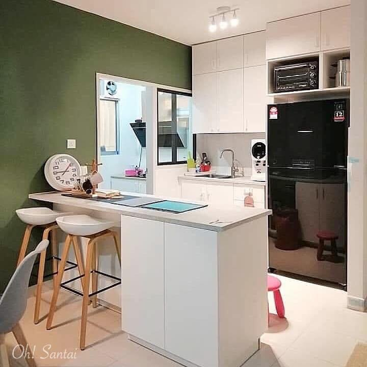 Perabotan di dapur sempit sengaja dibuat dengan penataan seperti begini biar terasa lega. Foto hasilnya diacungi jempol. 