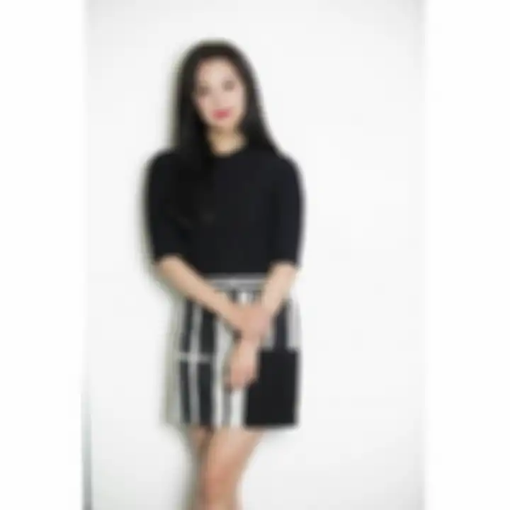 Kim Ji Won atasan hitam dan striped skirt