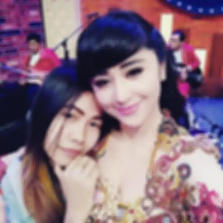 Dewi persik dan mantan asistennya, Wulan