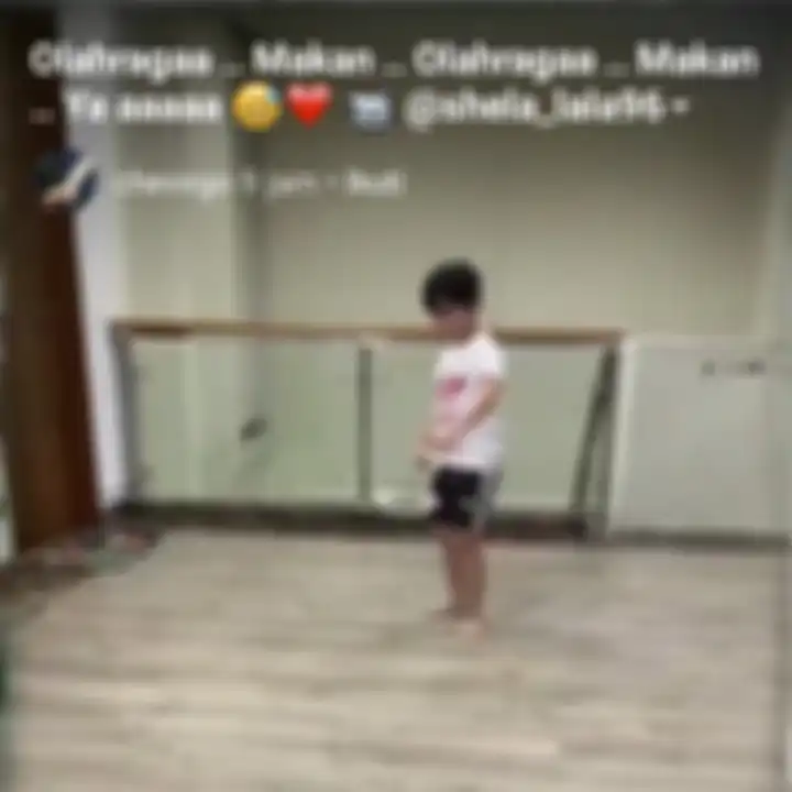 Rafathar main badminton di dalam rumah