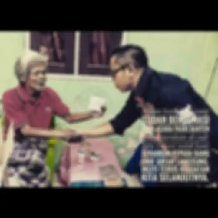 Urip Arphan saat menerima sumbangan dari Narji. Aktor senior yang disebut kembaran Benyamin Sueb meninggal dunia pada Kamis (29/7/2021) di kamar kontrakannya.