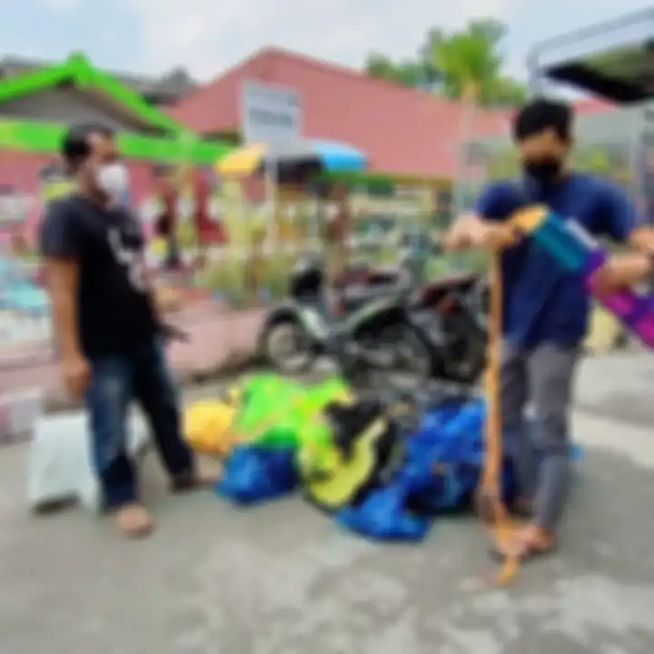 Barang bukti balon udara membawa petasan yang meledak hingga menghancurkan rumah dan sekolah di Ponorogo, Jawa Timur.