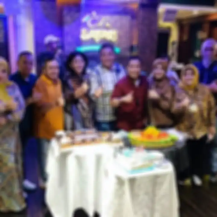 Berawal dari malu-malu meminta selembar uang Rp 10 ribu kepada Kasino, kini foto Miing Bagito yang sukses menjadi politisi mencuri perhatian. 