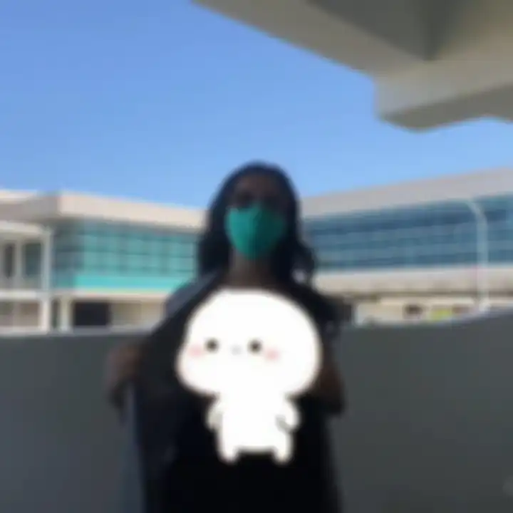 Foto wanita pamer aurat ini langsung menjadi perbincangan hangat di berbagai grup media sosial. Ternyata tampangnya mudah dikenali ojol.