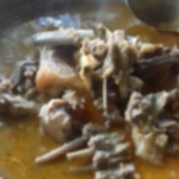 Warung tengkleng yang viral gegara dituding ngeruk harga. Kini, Foto Bu Harsi saat melayani pembeli di dalam warung tengkleng miliknya juga disebarkan di media sosial.