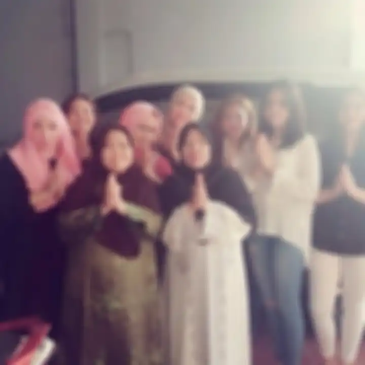 Ibunda Laura Anna, Ameilia mengunggah foto dirinya bersama keluarga merayakan Lebaran. Dalam foto itu, Laura Anna dan Greta Irene ikut hadir.