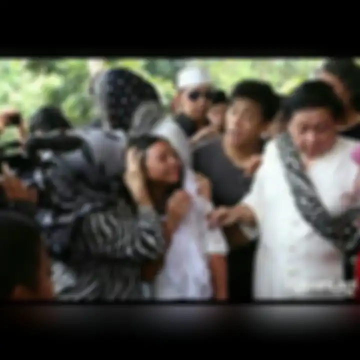 Foto dokumentasi dalam pemakaman ayah Ariel Noah sedikit banyak sudah mampu menguak hubungan Alleia Anata dengan sang kakek.