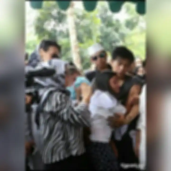 Foto dokumentasi dalam pemakaman ayah Ariel Noah sedikit banyak sudah mampu menguak hubungan Alleia Anata dengan sang kakek.