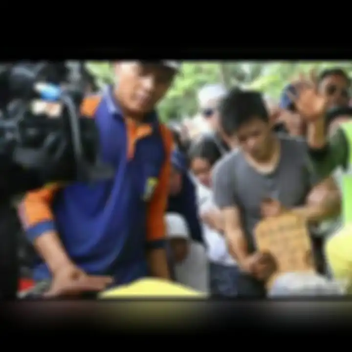 Foto dokumentasi dalam pemakaman ayah Ariel Noah sedikit banyak sudah mampu menguak hubungan Alleia Anata dengan sang kakek.