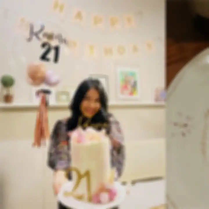 Raina Abigail berusia 21 tahun