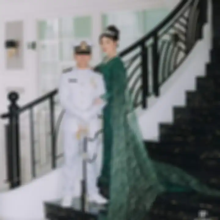 Lettu Laut (P) Judistira Eka Permady pilot pesawat TNI AL yang gugur meninggalkan istri yang sedang hamil tua. Foto keluarganya beredar. 