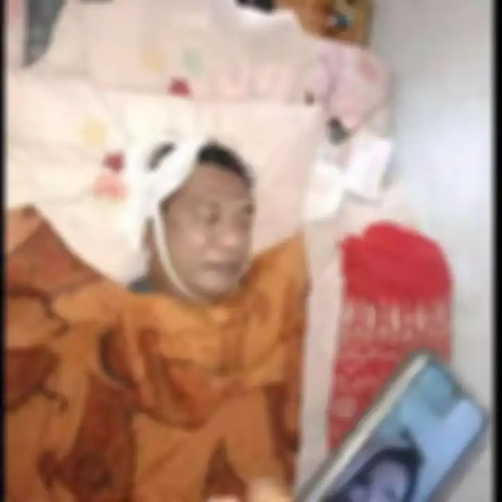 Dalam foto itu, jenazah Imam S Arifin terlihat terbujur kaku di atas ranjang sederhana di rumahnya. Hati netizen nyesek melihatnya.
