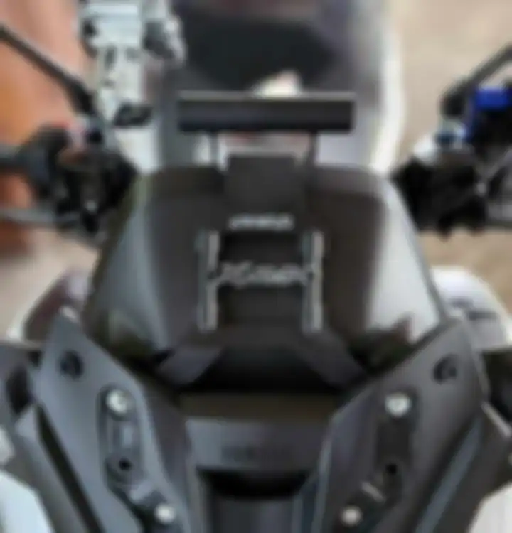 Pemasangan braket ada di balik windshield, bahannya pakai pipa yang kuat
