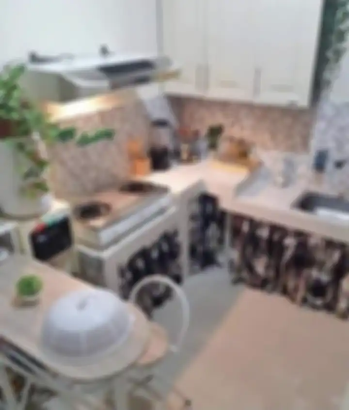 Pemilik rumah mungil yang punya masalah biaya renovasi bisa mengakali desain dapur cantik modern pakai 7 trik ini. Lihat foto aplikasinya.