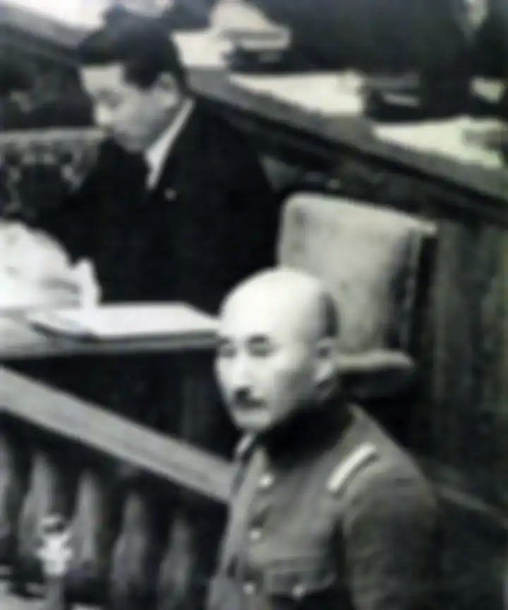 Hisaichi Terauchi (depan) ketika menjawab tudingan adanya intervensi militer dalam politik Jepang sa
