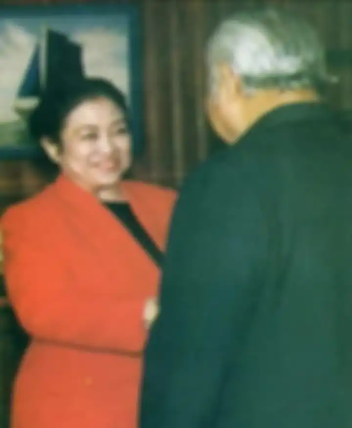 Foto Jokowi mencium tangan Megawati menuai kritik. Jokowi mengatakan, tidak ada yang istimewa dari aksinya mencium tangan Megawati.