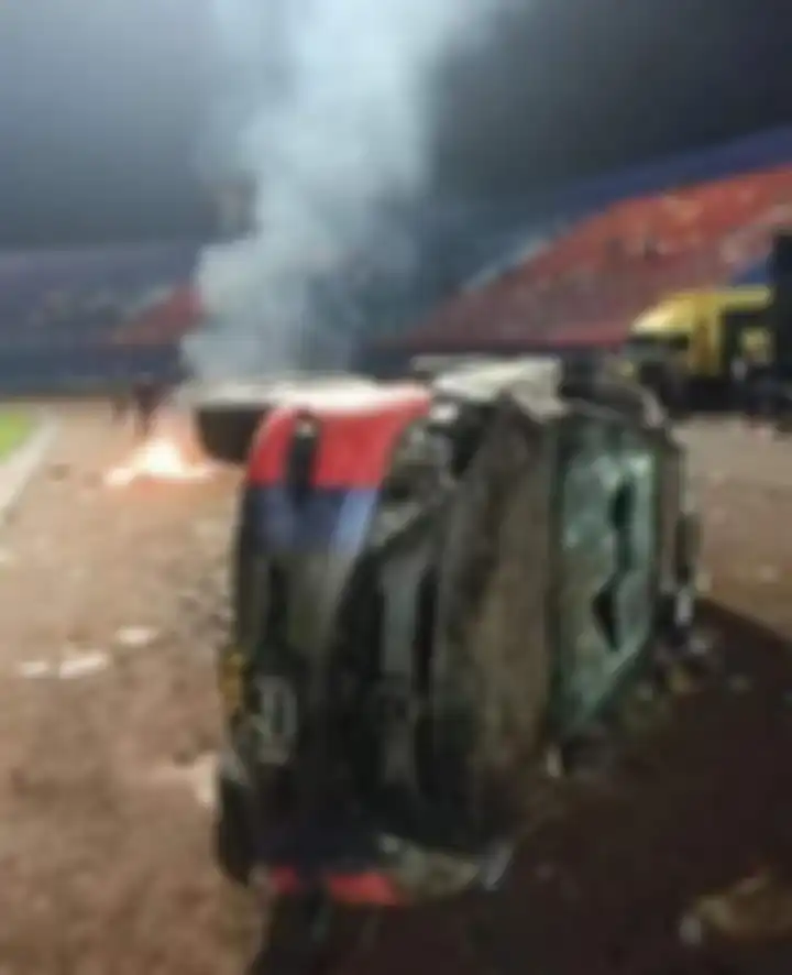 BRI menyampaikan belasungkawa melalui foto bernuansa hitam yang diunggah di media sosial. Tragedi Kanjuruhan renggut nyawa 174 orang.