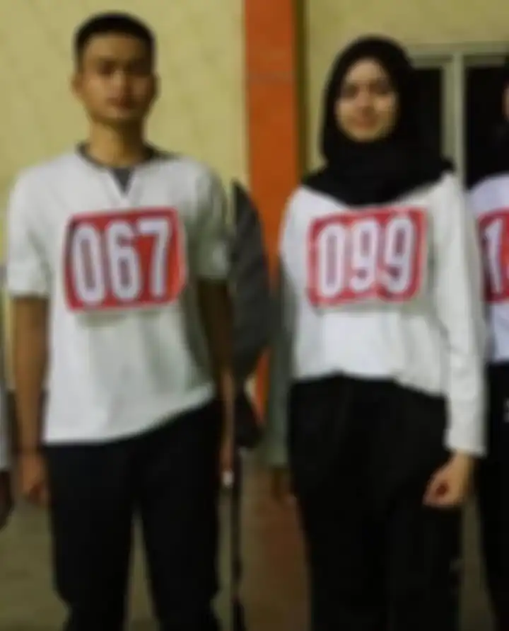 Ardelia Muthia Zahwa, pembawa baki bendera Merah Putih. Foto Ardelia Muthia Zahwa banyak dicari netizen di media sosial. 